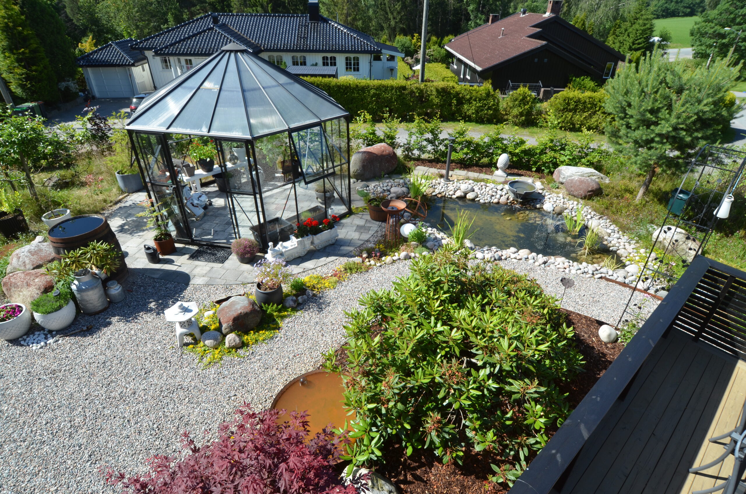 Privat naturhage overblikk av sti, vanndam og lysthus - GHL Hage & Landskap