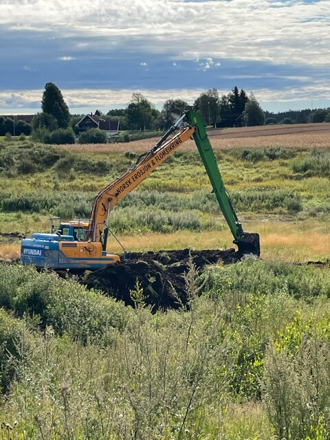Bilde av langgraver i arbeid innen natur- og landskapsvern - GHL Hage & Landskap