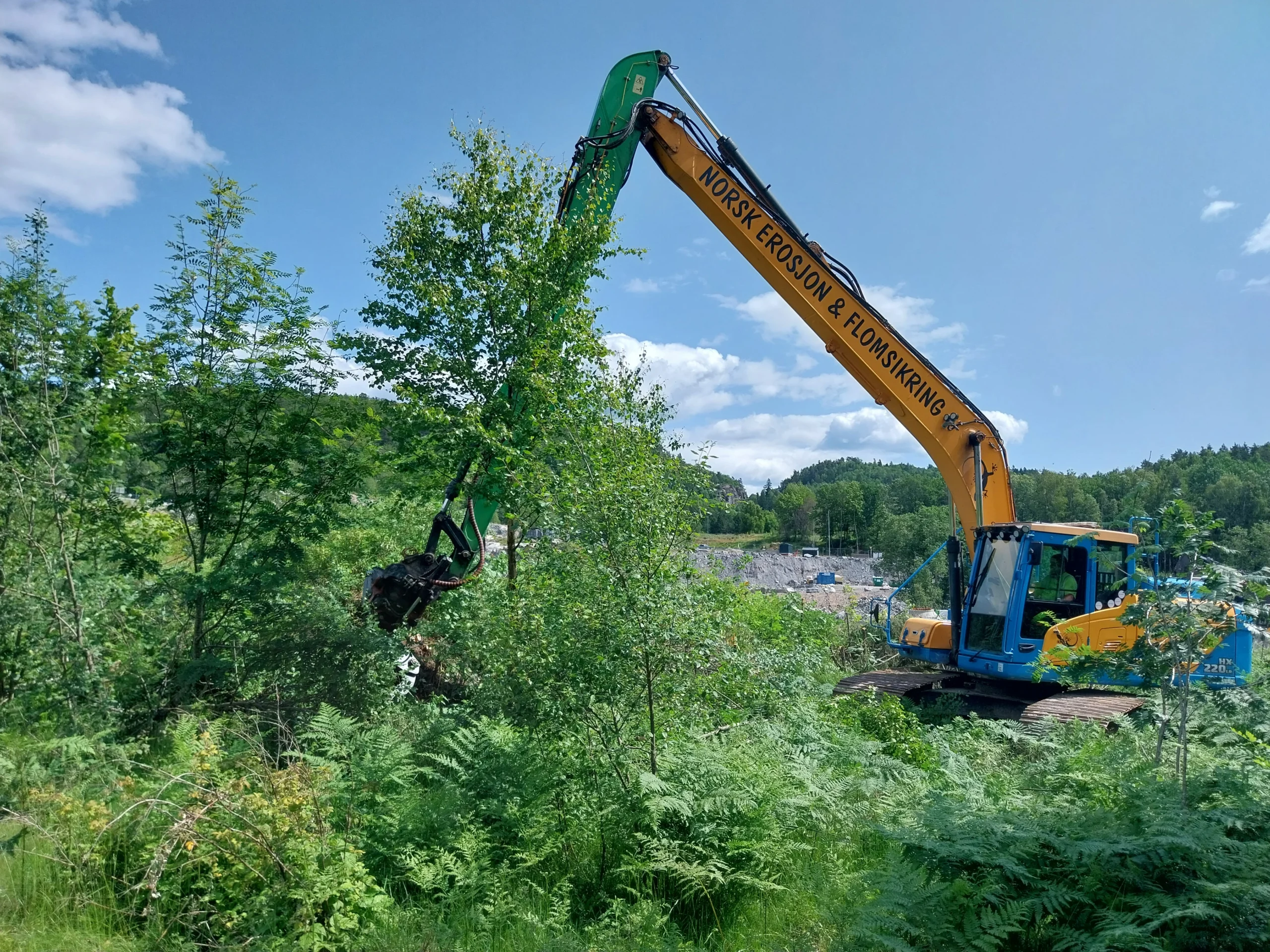 Fjerning av fremmede arter med gravemaskin