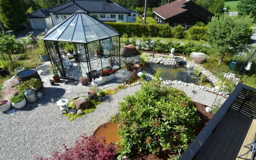 En privathage med dam, lysthus og frodig beplantning