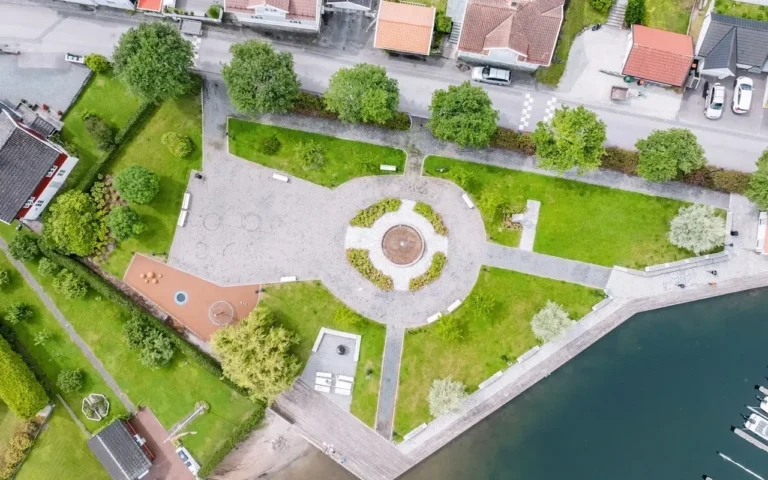 Kranaparken sett i fugleperspektiv. Grønt gress, stier i grus, en fontene i midten og en lekeplass i venstre nedre hjørne.